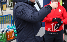 Bieg Niepodległości, na zdjęciu Dariusz Jeżewski wyczytujący nazwiska zwycięzców