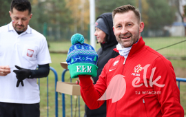 Bieg Niepodległości, na zdjęciu Tomasz Andrukiewicz trzymający zimową czapkę z napisem "Ełk"