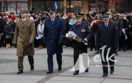 Obchody Narodowego Święta Niepodległości, Delegacja składająca kwiaty
