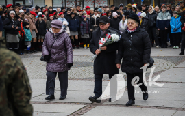 Obchody Narodowego Święta Niepodległości, Delegacja składająca kwiaty