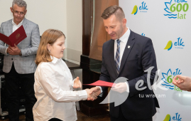 Wręczenie stypendiów za aktywność społeczną i wyniki w nauce, stypendyści, Urząd Miasta EłkuWręczenie stypendiów za aktywność społeczną i wyniki w nauce, stypendyści, Urząd Miasta Ełku