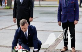 81. rocznica wybuchu Powstania Warszawskiego, Park Solidarności, Pomnik "Poległym za Wolną i Niezawisłą Polskę", obchody, przemówienia, złożenie kwiatów