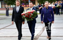 81. rocznica wybuchu Powstania Warszawskiego, Park Solidarności, Pomnik "Poległym za Wolną i Niezawisłą Polskę", obchody, przemówienia, złożenie kwiatów