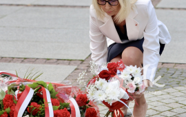 81. rocznica wybuchu Powstania Warszawskiego, Park Solidarności, Pomnik "Poległym za Wolną i Niezawisłą Polskę", obchody, przemówienia, złożenie kwiatów